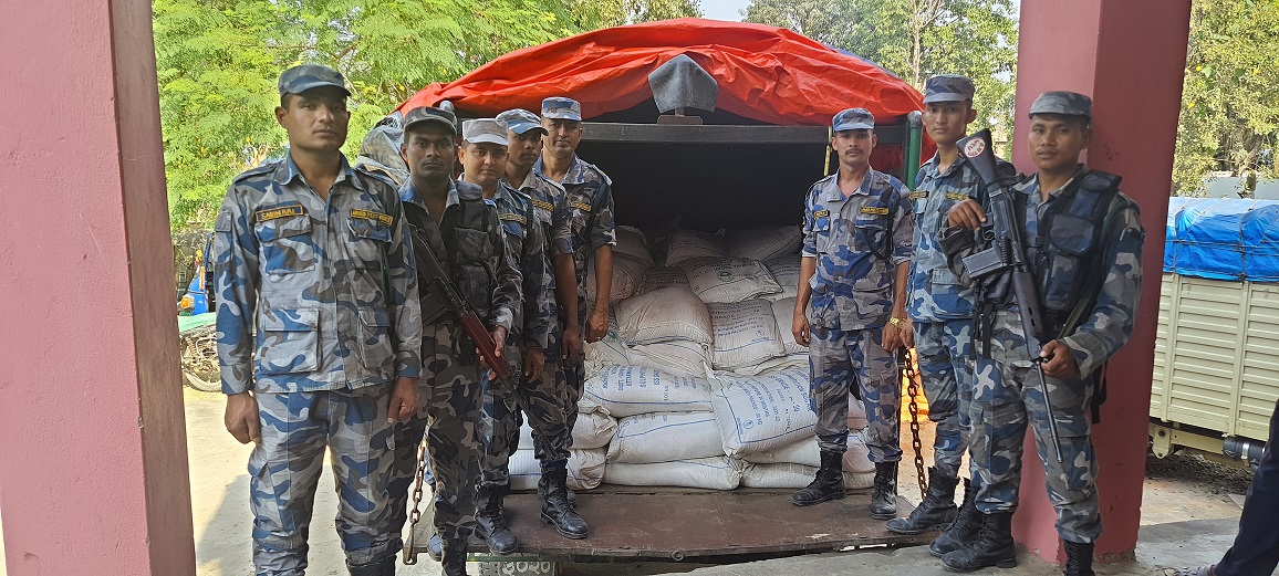 सशस्त्र प्रहरीद्वारा अवैध चिनीसहित ट्रक नियन्त्रण